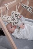 drevená hrazdička na zavesenie hračiek pre bábätko