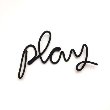 Pletený nápis Play: čierny