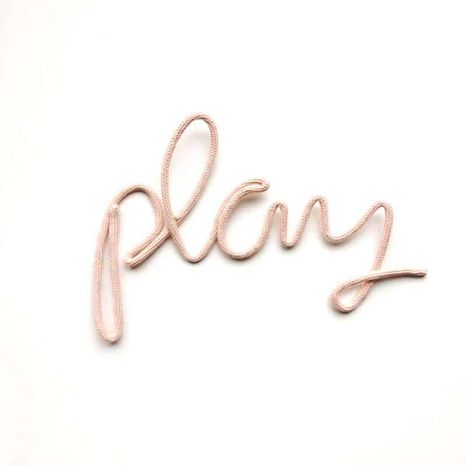 Pletený nápis Play: ružový